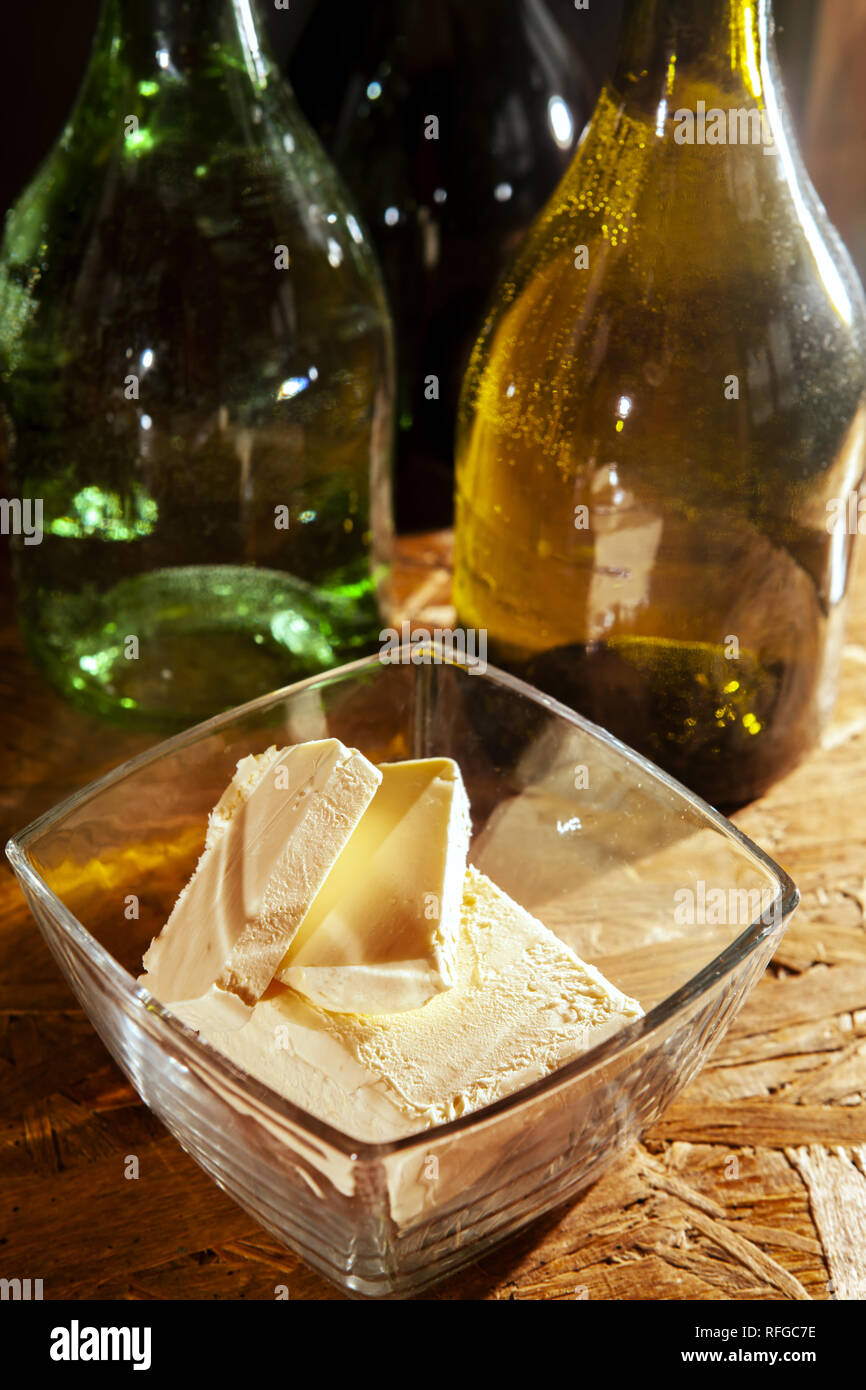 Butter in eine Platte und Olivenöl in Flaschen Stockfoto