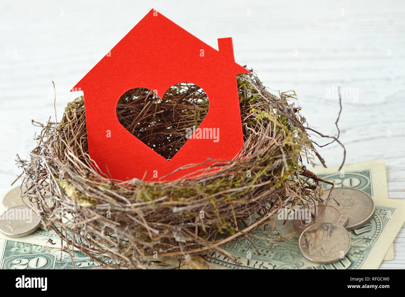 Haus mit Herz in Nest auf Geld Hintergrund - die Liebe zu Hause, Home Insurance Konzept Stockfoto Haus mit Herz in Nest auf Geld Hintergrund - die Liebe zu Hause, Home Insurance Konzept Stockfoto