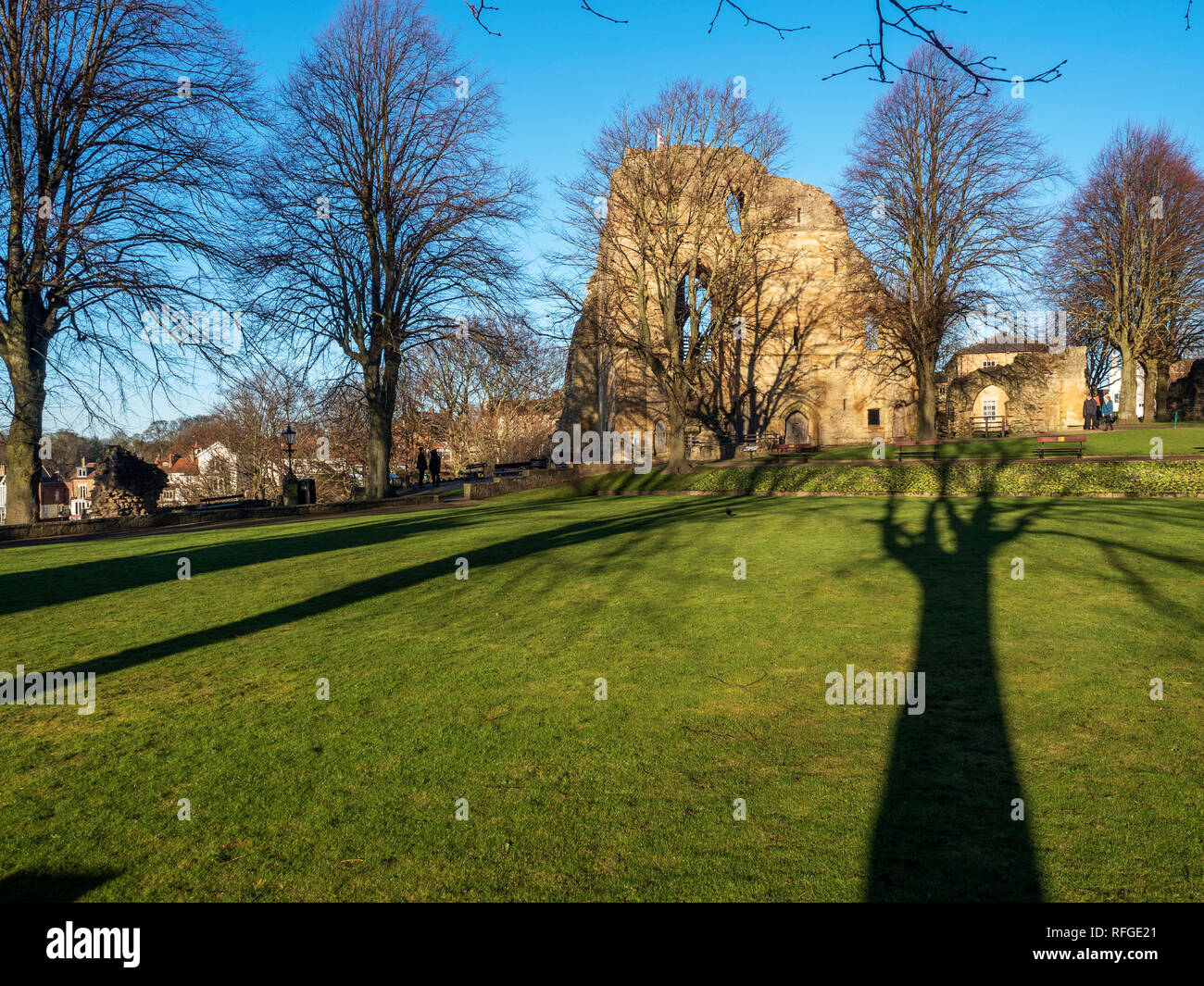 Winter Schatten über das Gras in Richtung der Könige Tower auf der Burg in Knaresborough North Yorkshire England Stockfoto