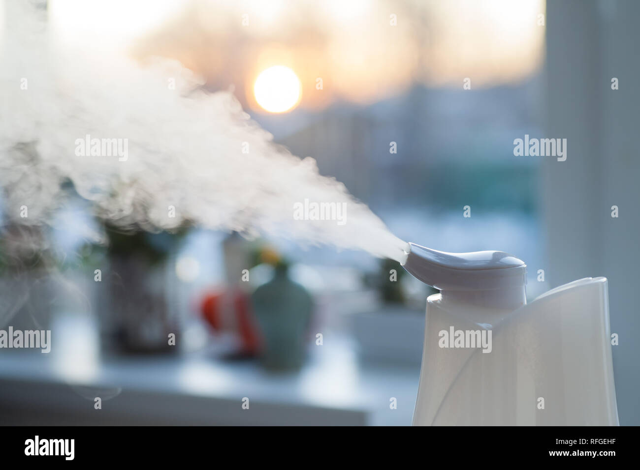 Luftbefeuchter in einem Wohnzimmer bei Sonnenuntergang Stockfoto