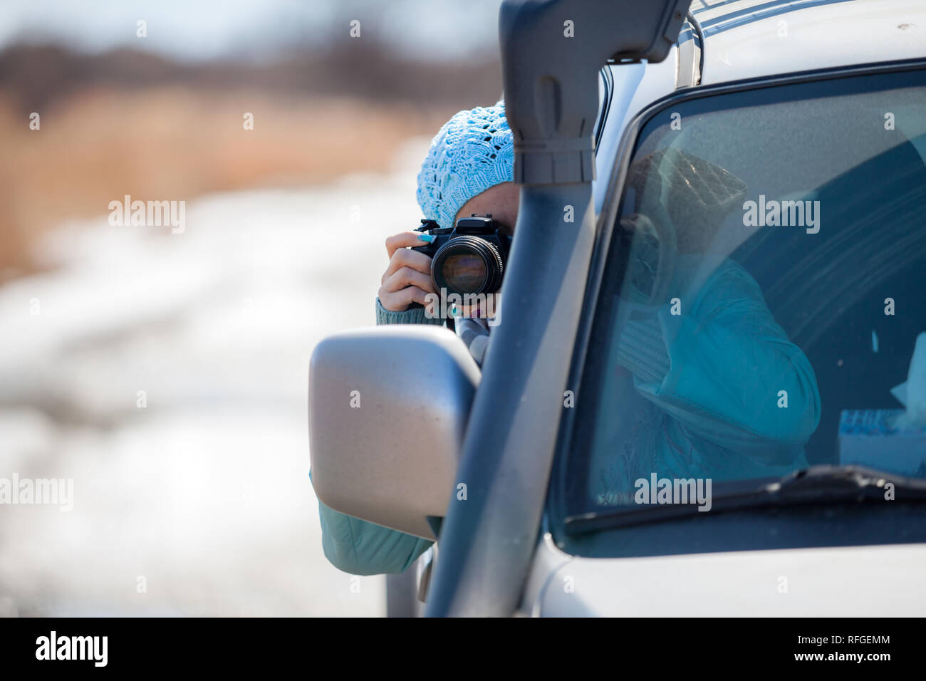 Frau unter Bild vom Auto Fenster Stockfoto