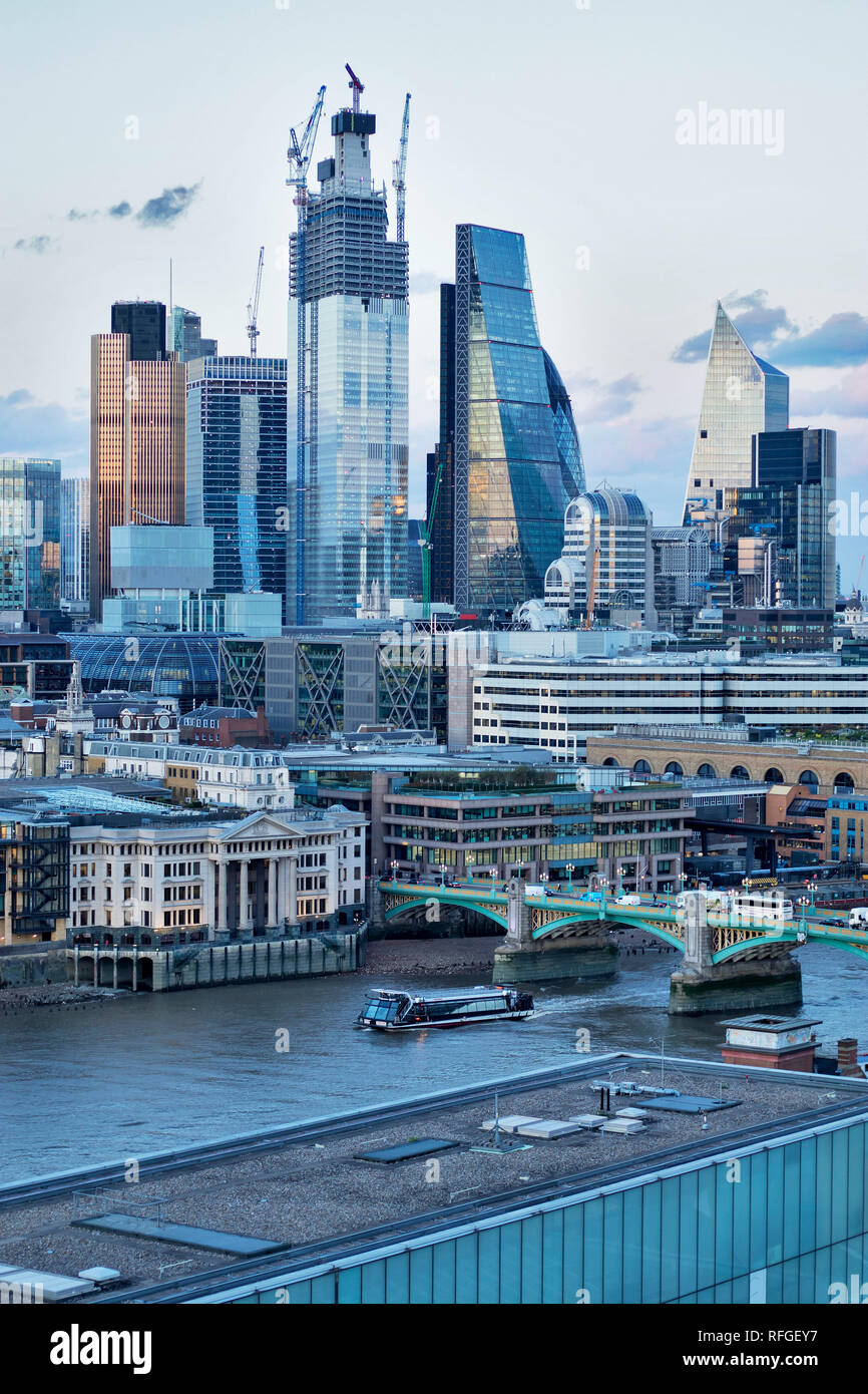 South Bank, London, UK - Oktober 2018. Touristen auf dem Tate Modern Aussichtsplattform auf der Spitze des neuen Schalters Erweiterungsbau in der Tate Modern wit Stockfoto