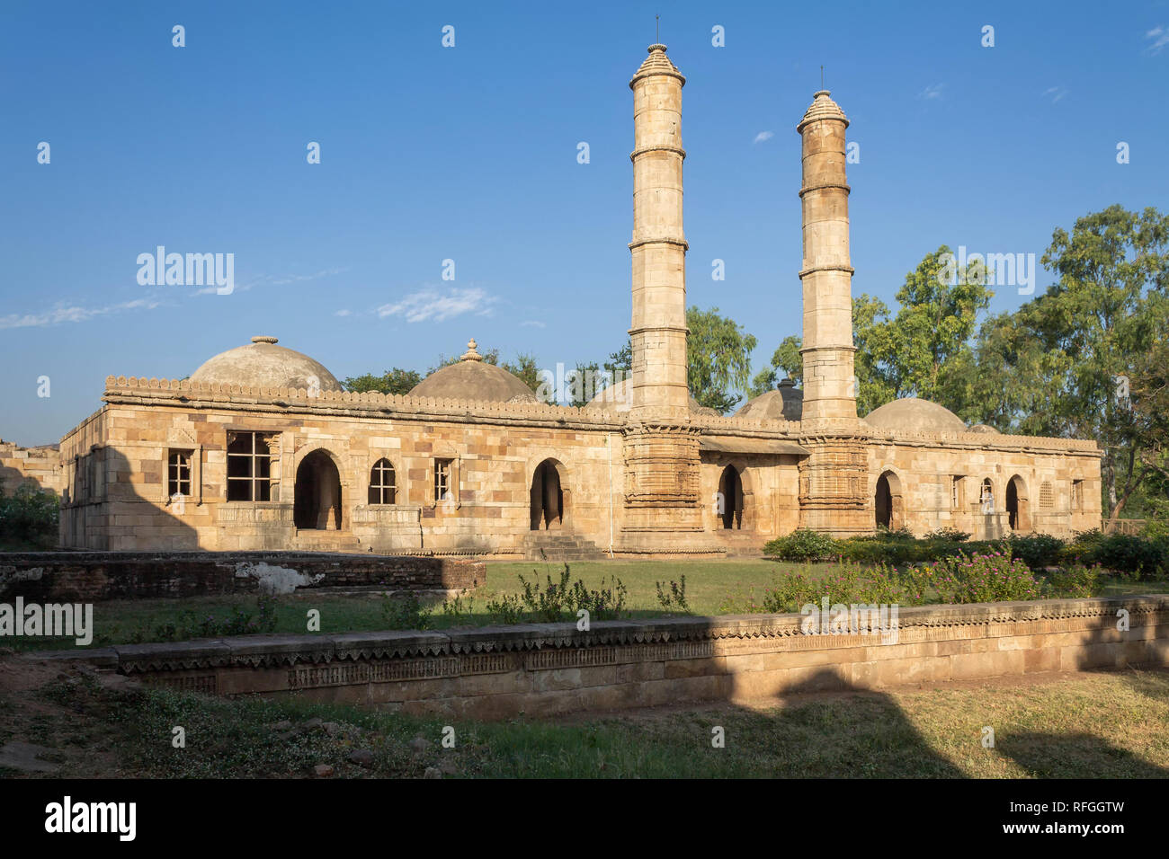 Champaner, India-December Pavagadh, Gujarat, 07, 2014 - Ansicht von Sahar Ki Masjid von der linken Seite der äußeren Wand. Stockfoto