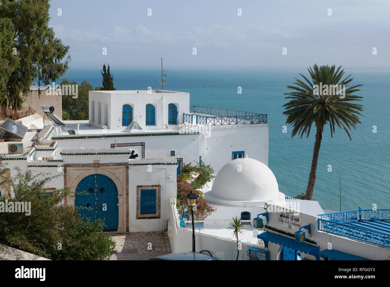 Cafe Sidi Chebaane mit Blick über die Bucht. Stockfoto