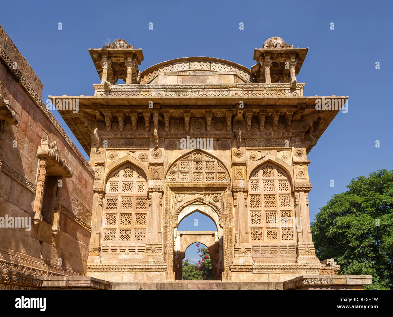 Champaner, India-December Pavagadh, Gujarat, 07, 2014 - eine Nahaufnahme des Jama Masjid Eingangstor. Stockfoto