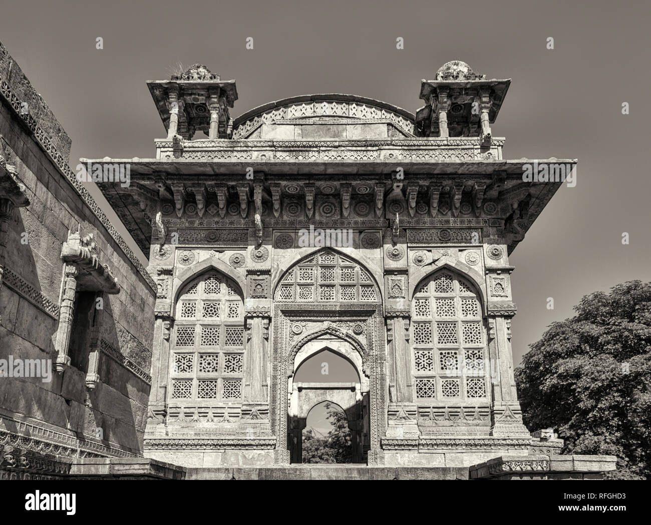 Champaner, India-December Pavagadh, Gujarat, 07, 2014 - eine Nahaufnahme des Jama Masjid Eingangstor. Stockfoto