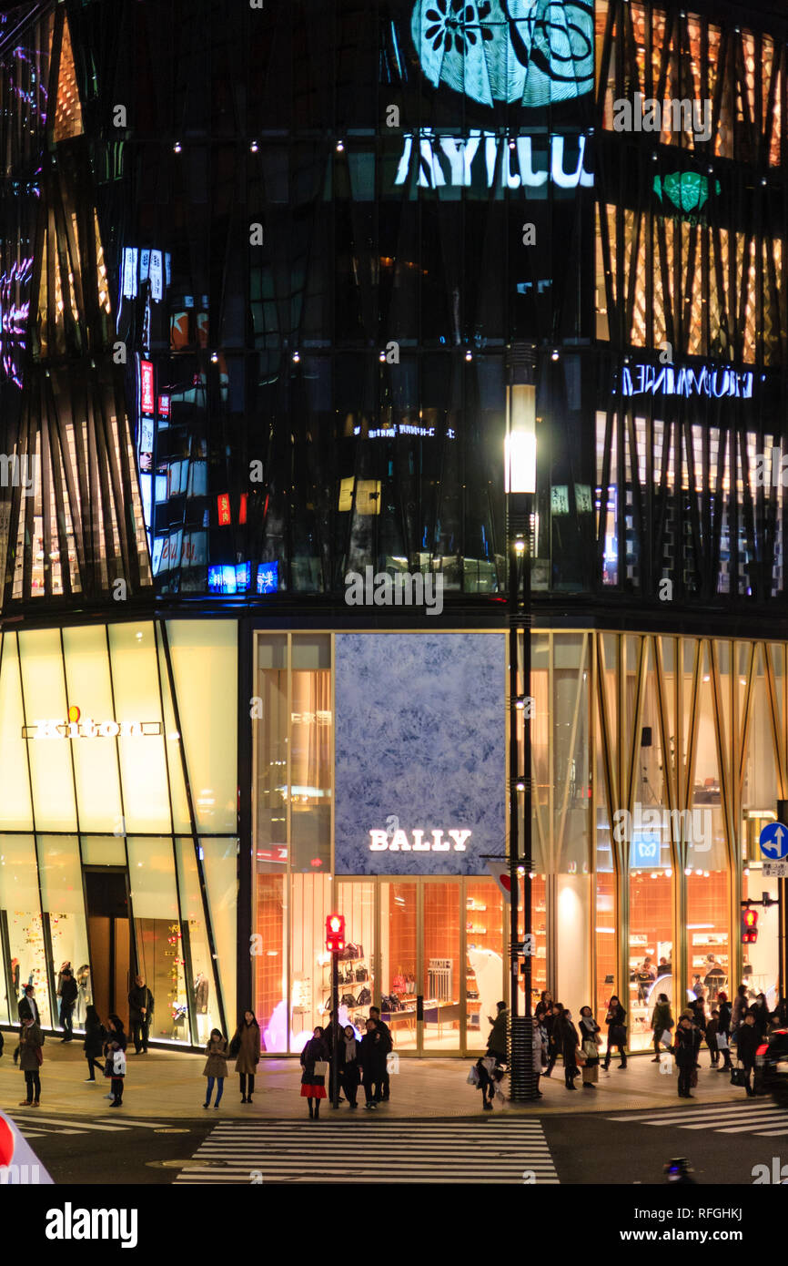 Der Ginza in der Nacht Zeit, Leute am Zebrastreifen vor dem Bally Fashion Store in der Tokyu Plaza Gebäude warten. Stockfoto
