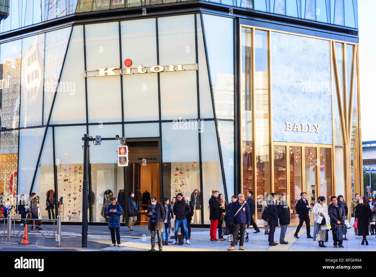 Die Ginza, tagsüber. Menschen für die Überfahrt licht Countdown am Zebrastreifen vor dem Bally Fashion Store in der Tokyu Plaza Gebäude warten. Stockfoto