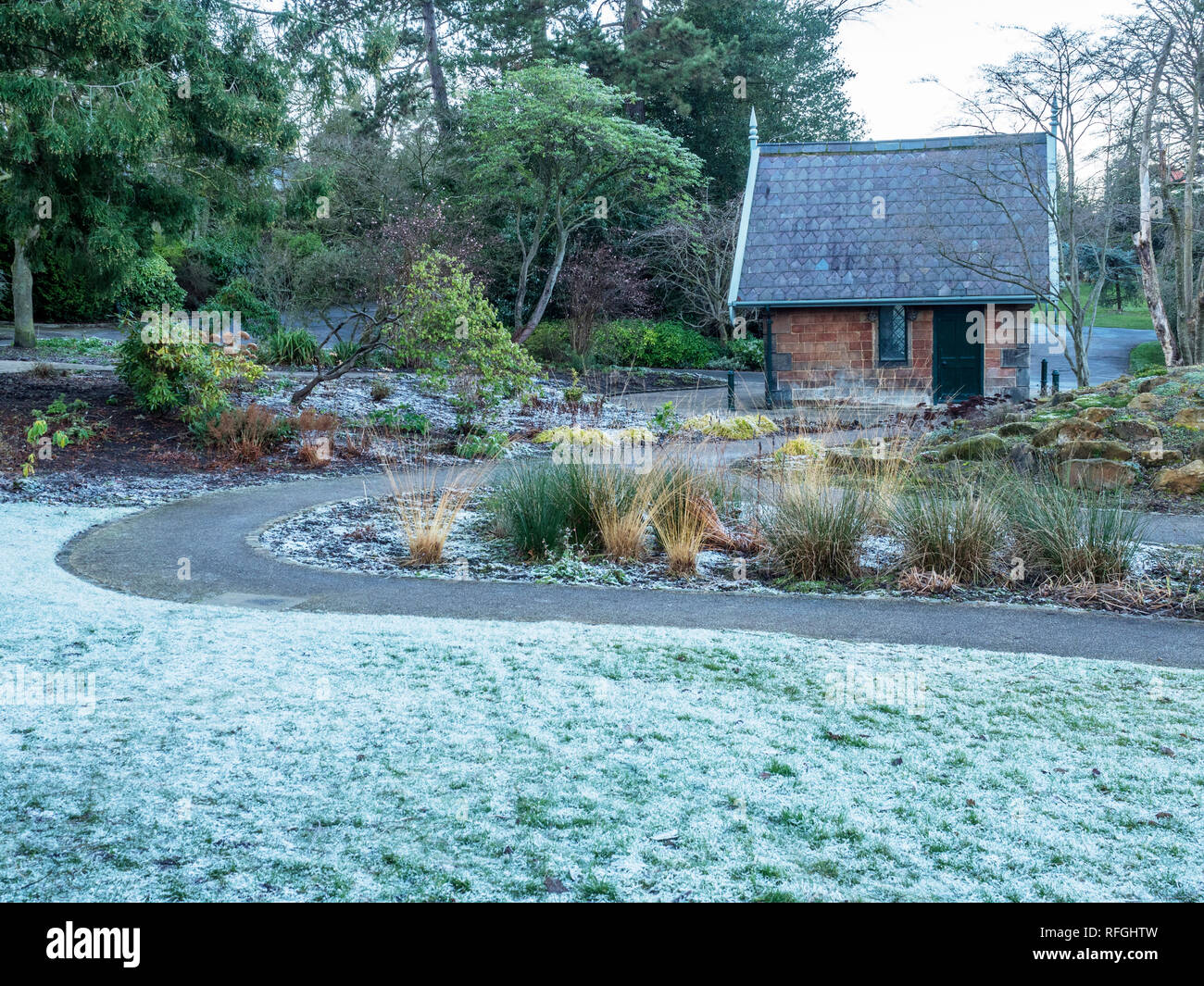 Frost bedeckt Gras an der Alten Magnesia und Pumpenraum in Valley Gardens Harrogate, North Yorkshire England Stockfoto