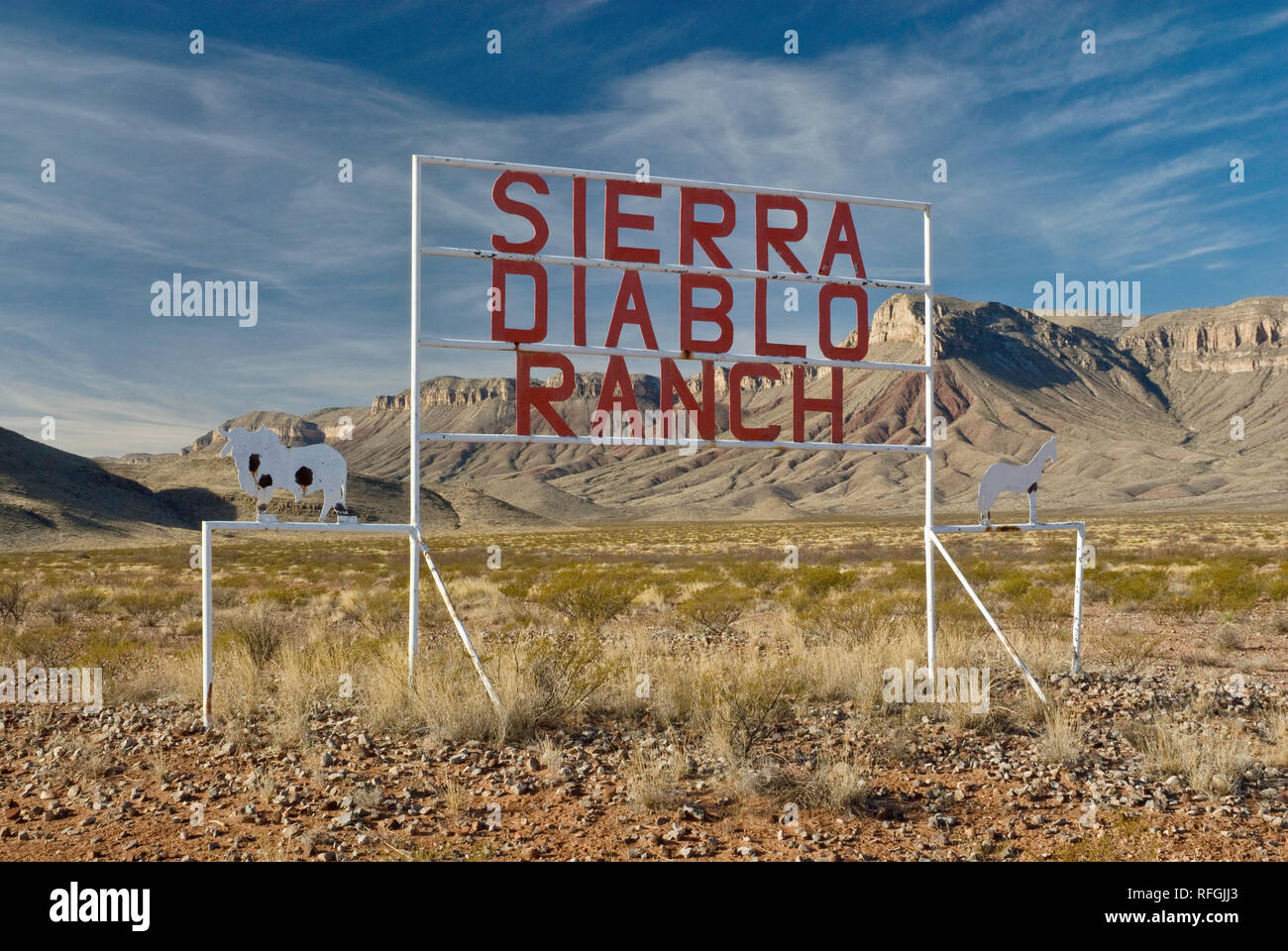 Ranch anmelden Big Bend Land mit Sierra Diablo mountain range in Distanz, Chihuahuan Wüste, in der Nähe von Van Horn, Texas, USA Stockfoto