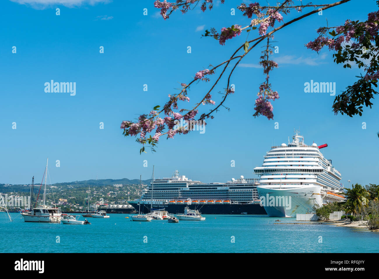 Montego Bay, Jamaika - 09 Januar 2019: Carnival Dream und Holland America Nieuw Statendam Kreuzfahrtschiffe angedockt am Montego Bay Cruise Port Terminal Stockfoto