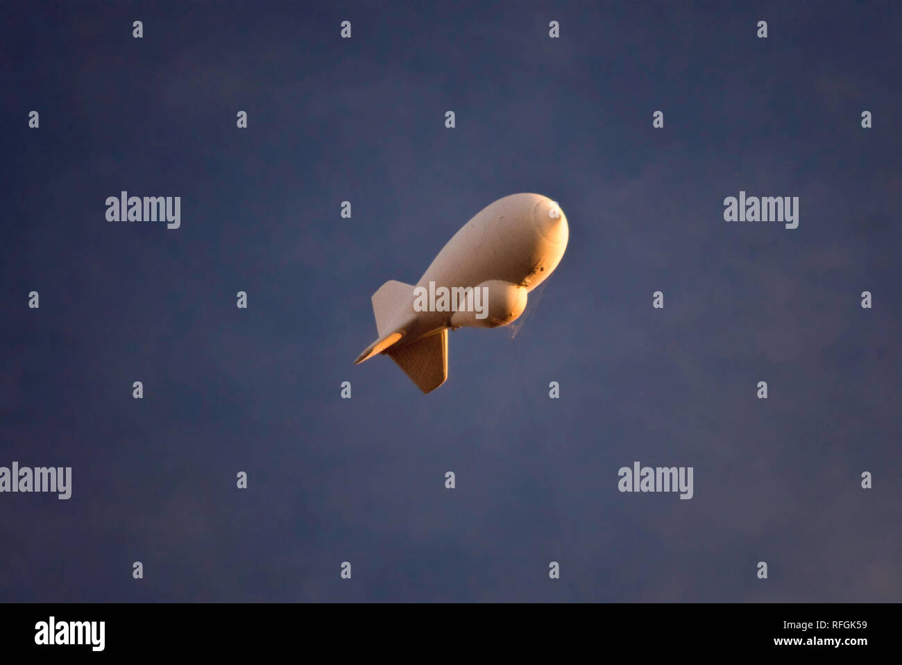 Aerostat, Teere, oder Tethered Aerostat Radarsystem, Ballon mit nach unten gerichteten Radar für drogenschmuggler Flugzeuge Erkennung, in der Nähe von Marfa, Texas, USA Stockfoto