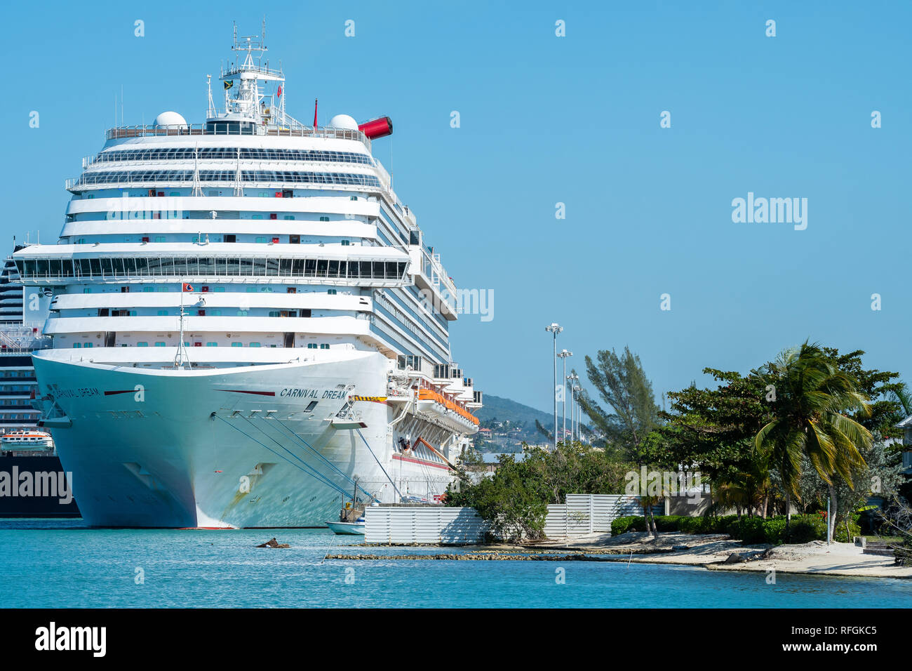 Montego Bay, Jamaika - 09 Januar 2019: Carnival Dream Kreuzfahrtschiff am Montego Bay Cruise Port Terminal in Freeport angedockt Stockfoto