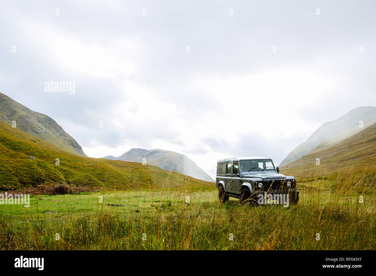 Ein Land Rover und wildes Campen vor Ort in Schottland Stockfoto