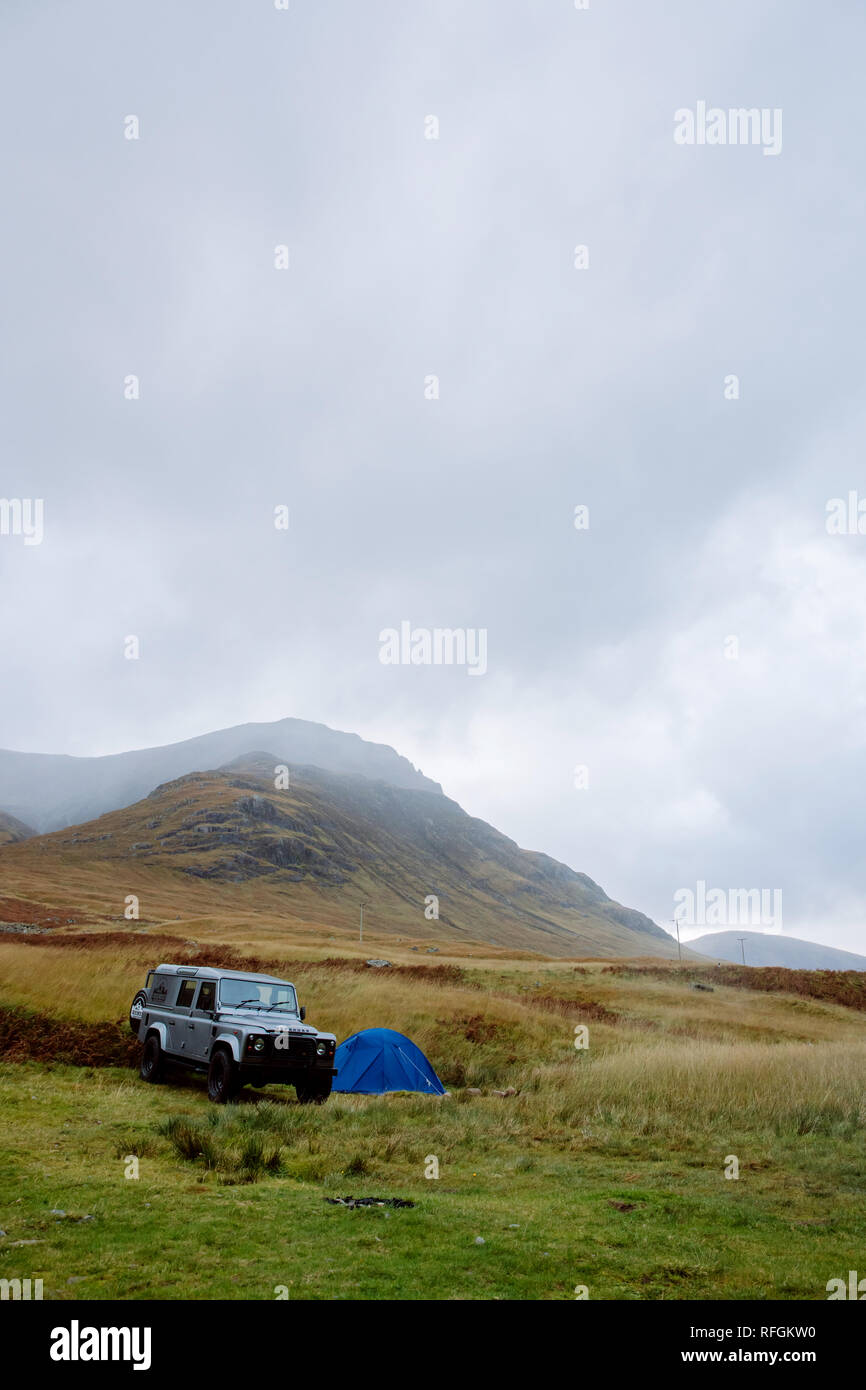 Ein Land Rover und wildes Campen vor Ort in Schottland Stockfoto