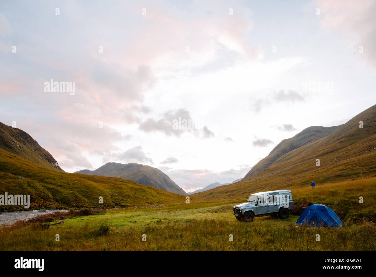 Ein Land Rover und wildes Campen vor Ort in Schottland Stockfoto