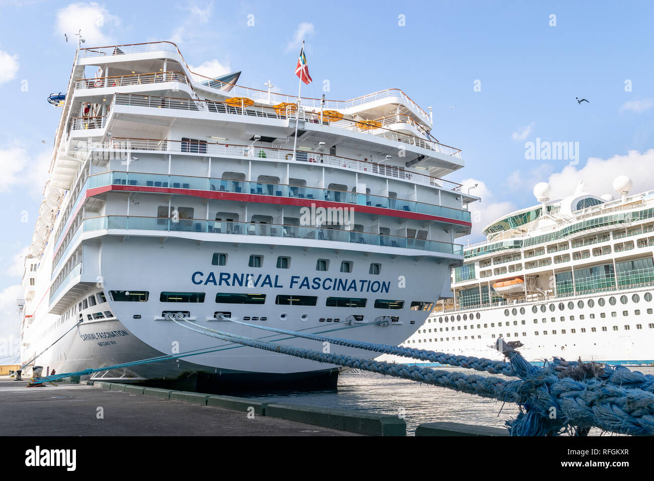 Nassau, Bahamas - 02. Dezember 2015: Carnival Fascination Kreuzfahrtschiff in Nassau Hafen angedockt im Prince George Wharf Stockfoto