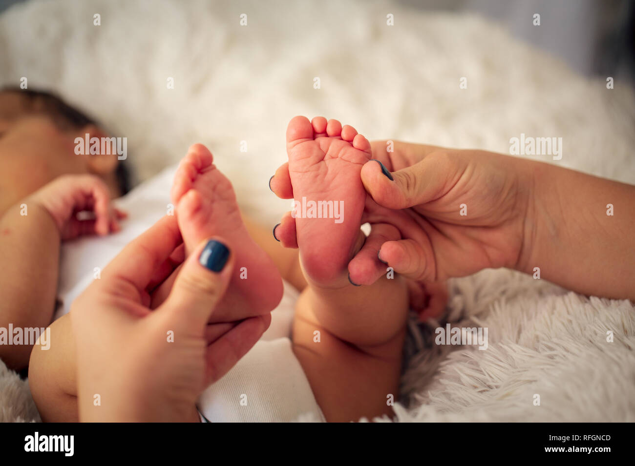 Schone Kleinkind Baby Fusse In Mutter Palm Fusse Von Little Baby Neugeborenes Baby Neugeborenes Baby Finger Stockfotografie Alamy