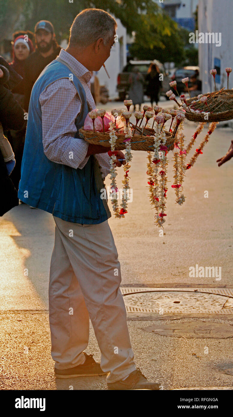 Mann, die Blumen auf Sidi Bou Said Straße Stockfoto