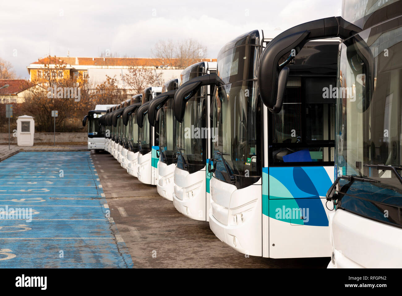 Neue, moderne Busse auf LPG. Das internationale Symbol der Zugang - Rollstuhl Symbol (Behinderte, Körperlich Behinderte und Behinderte) vor der Busse. Stockfoto