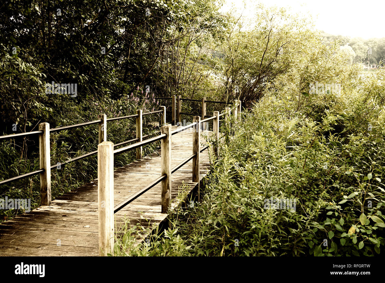 Brücke im Vordergrund auf dem Hintergrund der See und die Häuser auf der gegenüberliegenden Bank Stockfoto