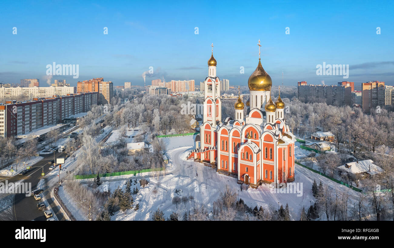 Odintsovo, Moskau, Russland. Antenne Stadtbild mit Tempel von St. George im Winter Stockfoto