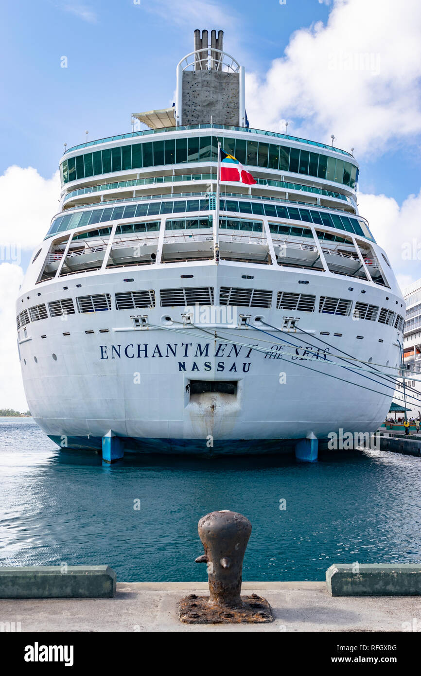 Nassau, Bahamas - 02. Dezember 2015: Royal Caribbean Zauber der Meere Kreuzfahrt Schiff im Hafen im Prince George Wharf in Nassau angedockt Stockfoto