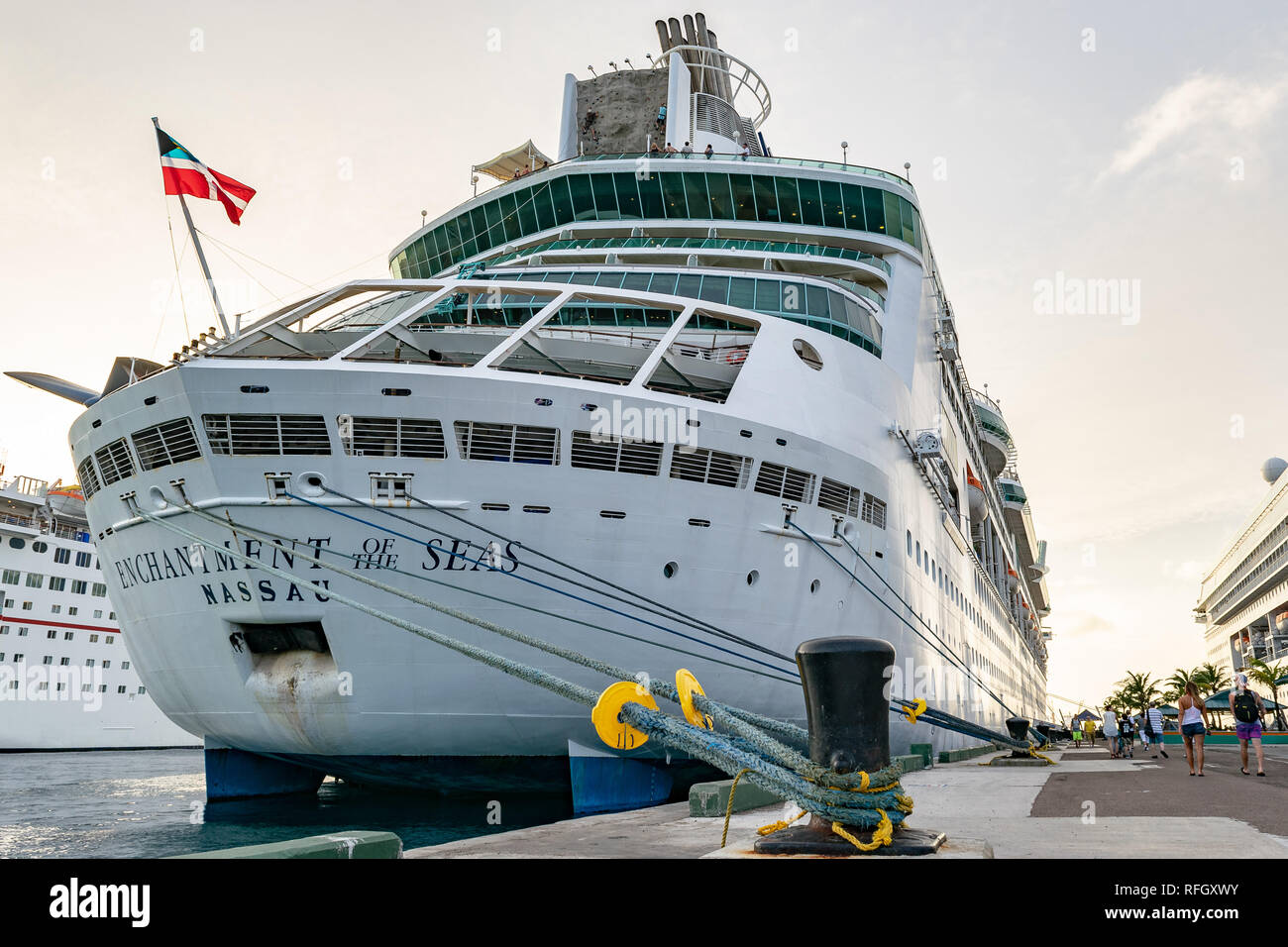 Nassau, Bahamas - 02. Dezember 2015: Royal Caribbean Zauber der Meere Kreuzfahrt Schiff im Hafen im Prince George Wharf in Nassau angedockt Stockfoto