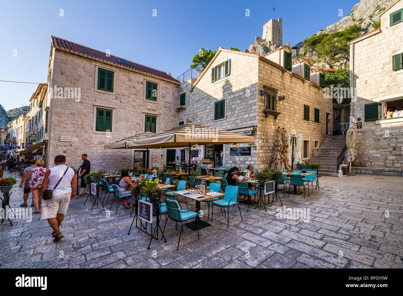 Stadt Omiš auf dem Fluss Cetina, Kroatien Stockfoto