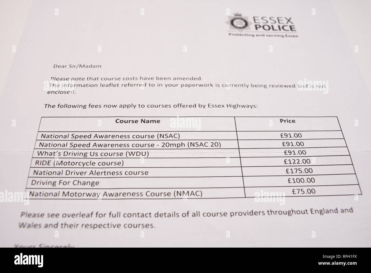 Essex Polizei Brief mit Details von Bewusstsein Kurse für Fahrer nach einer Beschleunigung Handlung. Die Preise für die verschiedenen Kurse Stockfoto