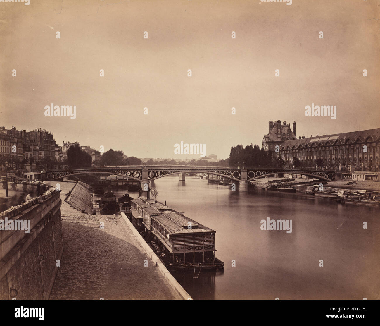 Die Pont du Carrousel, Paris: Blick nach Westen von der Pont des Arts vom: 1856-1858. Maße: Blatt: 37,8 x 48,8 cm (14 7/8 x 19 1/4 in.) Insgesamt: 55,9 x 71,1 cm (22 x 28 in.). Medium: eiklar Drucken aus Collodium negativ. Museum: Nationalgalerie, Washington DC. Autor: Gustave Le Gray. Stockfoto