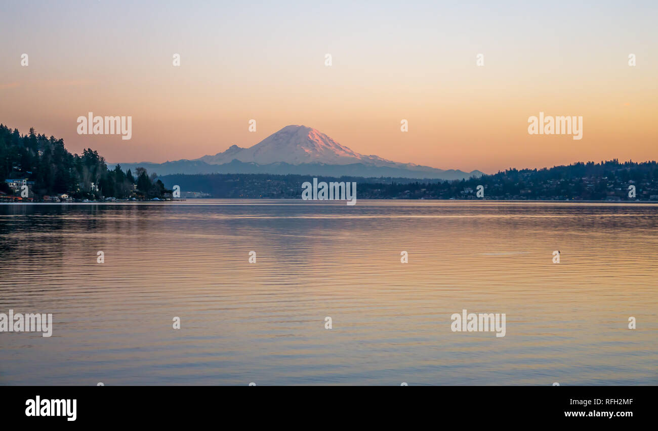 Ein Blick auf den Mount Rainier bei Sonnenuntergang. Foto von Seward Park in Seattle, Washington. Stockfoto