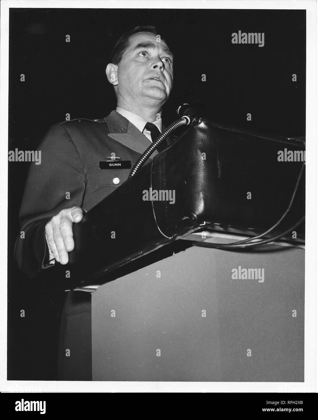 Schwarz-weiß Foto, von einem niedrigen Winkel, Brigadegeneral Frank L Gunn, das Tragen einer Uniform mit dem Namen Tag "Gunn", sprechen von einem Podium, während des Vietnam Krieges, 1967 fotografiert. () Stockfoto