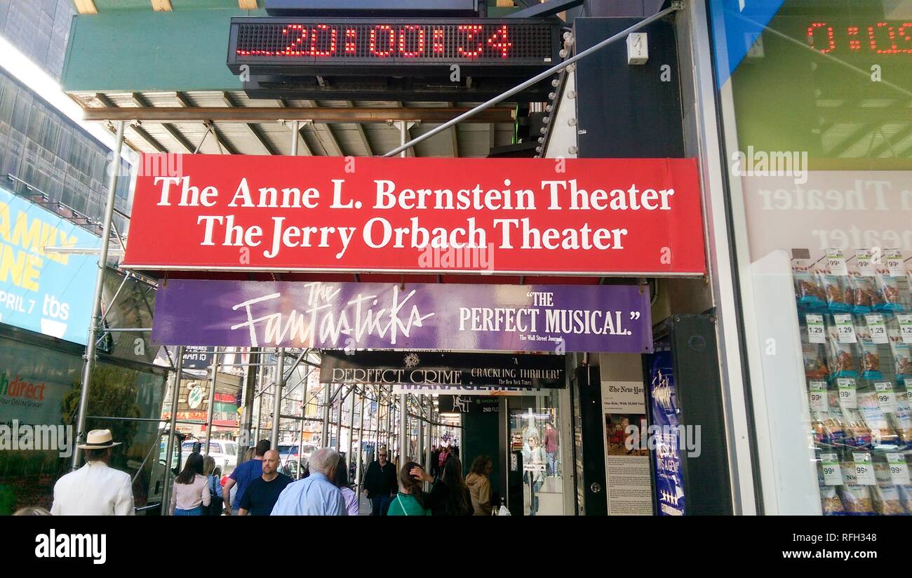 Menschenmassen Spaziergang unter Gerüst Vergangenheit der Anne L Bernstein Theater und Jerry Orbach Theater am Broadway in Manhattan, New York City, New York, 2015. () Stockfoto