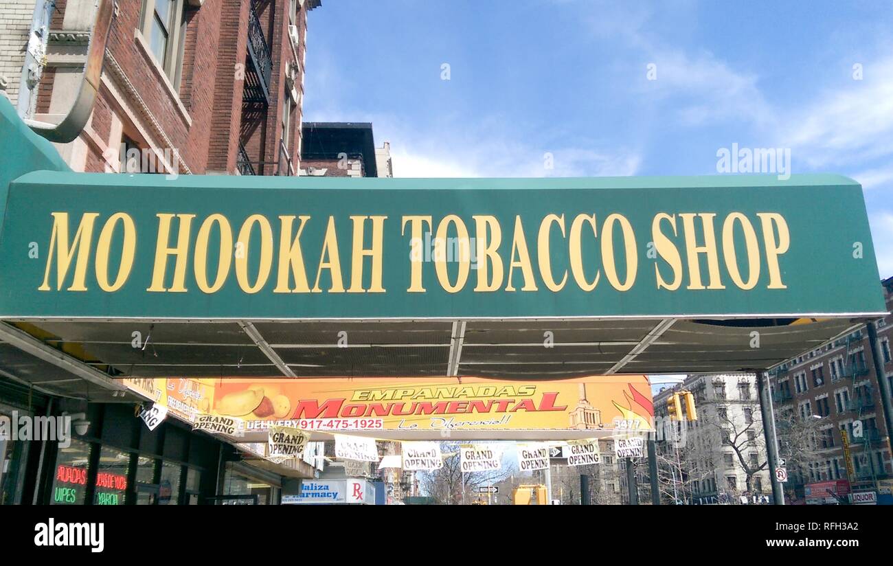 Markise über der Mo Shisha Tabak Shop, ein vor Ort im Besitz Tabak Shop am Broadway in Manhattan, New York City, New York, 2015. () Stockfoto