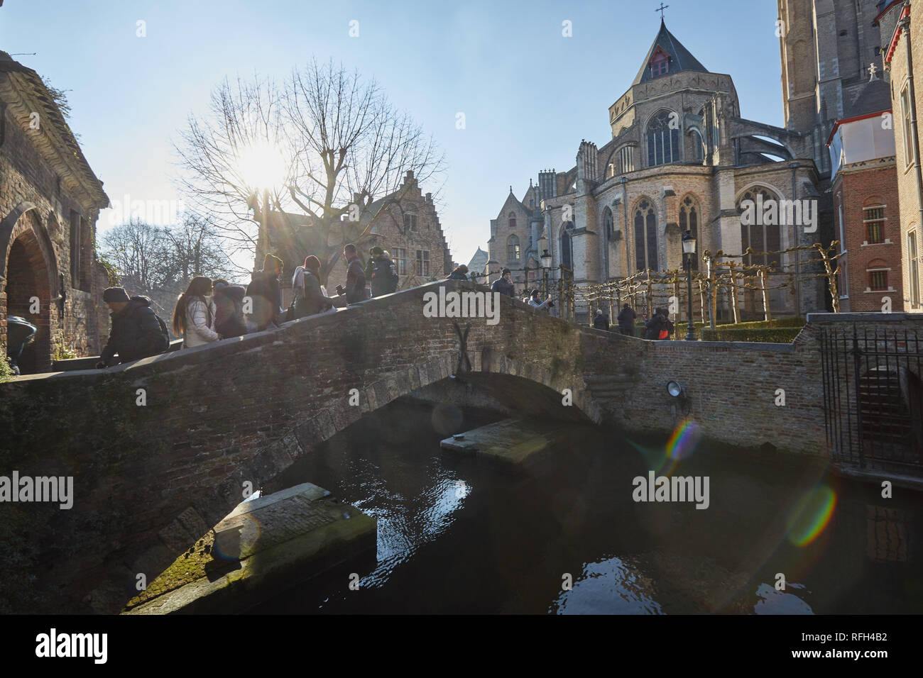 Touristen auf der Bonifacius-Brücke über den Kanal in Brügge, Belgien Stockfoto