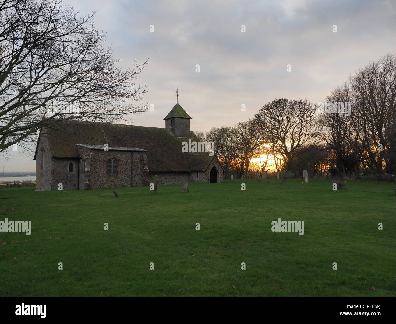 Harty, Kent, Großbritannien. 25. Januar, 2019. UK Wetter: Heute abend sonnenuntergang in Harty, Kent. Die Kirche des Hl. Apostels Thomas gilt als einer der abgelegensten Kirchen Englands. Die Credit: James Bell/Alamy leben Nachrichten Stockfoto