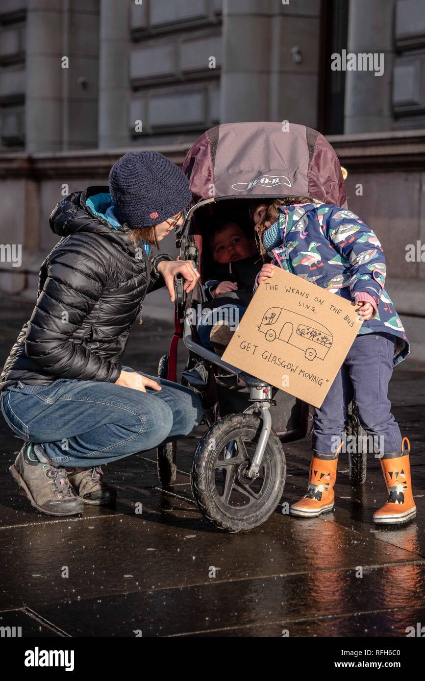 Kinder mit ihrer Mutter mit einem Plakat auf der Kundgebung gesehen. Die Organisation namens Glasgow erhalten Sie beweglich gehalten ein Protest, außerhalb der Stadt, Kammern in Glasgow vor Übergabe eine Box mit 10,727 Unterschriften an die Mitglieder des Rates, sagen, daß der Verkehr nicht in die Hände von privaten Unternehmen, sondern in der Öffentlichkeit werden sollte. Stockfoto