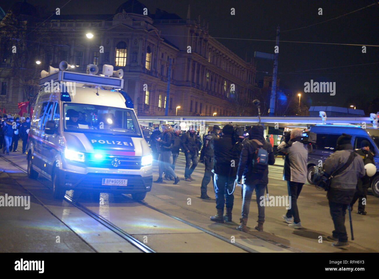 Wien, Österreich. 25. Januar 2019. Schulball in der Hofburg. Das Bild zeigt ein Polizeiauto. Kredit: Franz Perc/Alamy Live News Stockfoto