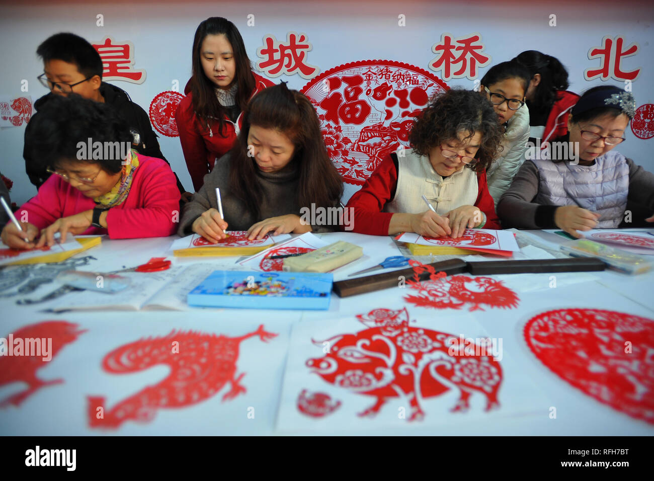 Januar 26, 2019 - Zhangjiakou, Zhangjiakou, China - Zhangjiakou, CHINA - Menschen machen papercuttings in Zhangjiakou,ChinaÃ¢â'¬â"¢s Provinz Hebei. (Bild: © SIPA Asien über ZUMA Draht) Stockfoto