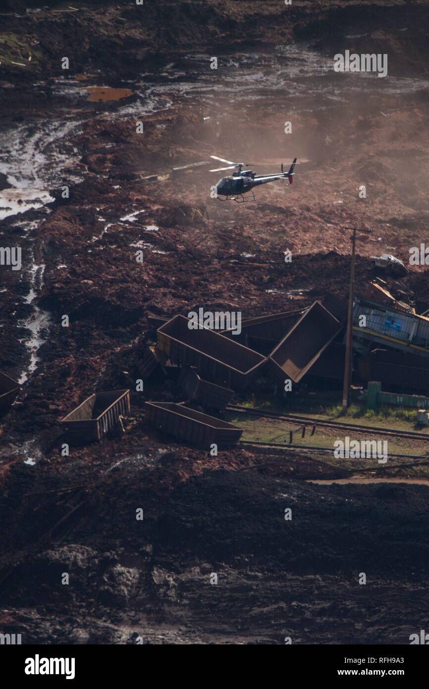 (190125) - Minas Gerais (Brasilien), Jan. 25, 2019 (Xinhua) - Das Foto auf Jan. 25, 2019 zeigt einen Hubschrauber über dem Gelände der Zusammenbruch eines Staudamms in Brumadinho Gemeinde im südöstlichen Bundesstaat Minas Gerais, Brasilien fliegen. Etwa 200 Menschen vermisst wurden, nachdem ein überkehr Dam im Besitz von brasilianischen Bergbaugiganten Vale Freitag im südöstlichen Bundesstaat Minas Gerais eingestürzt, sagte der örtlichen Feuerwehr. (Xinhua / AGENCIA ESTADO/O Tempo/Moises Silva) *** BRASILIEN *** Stockfoto