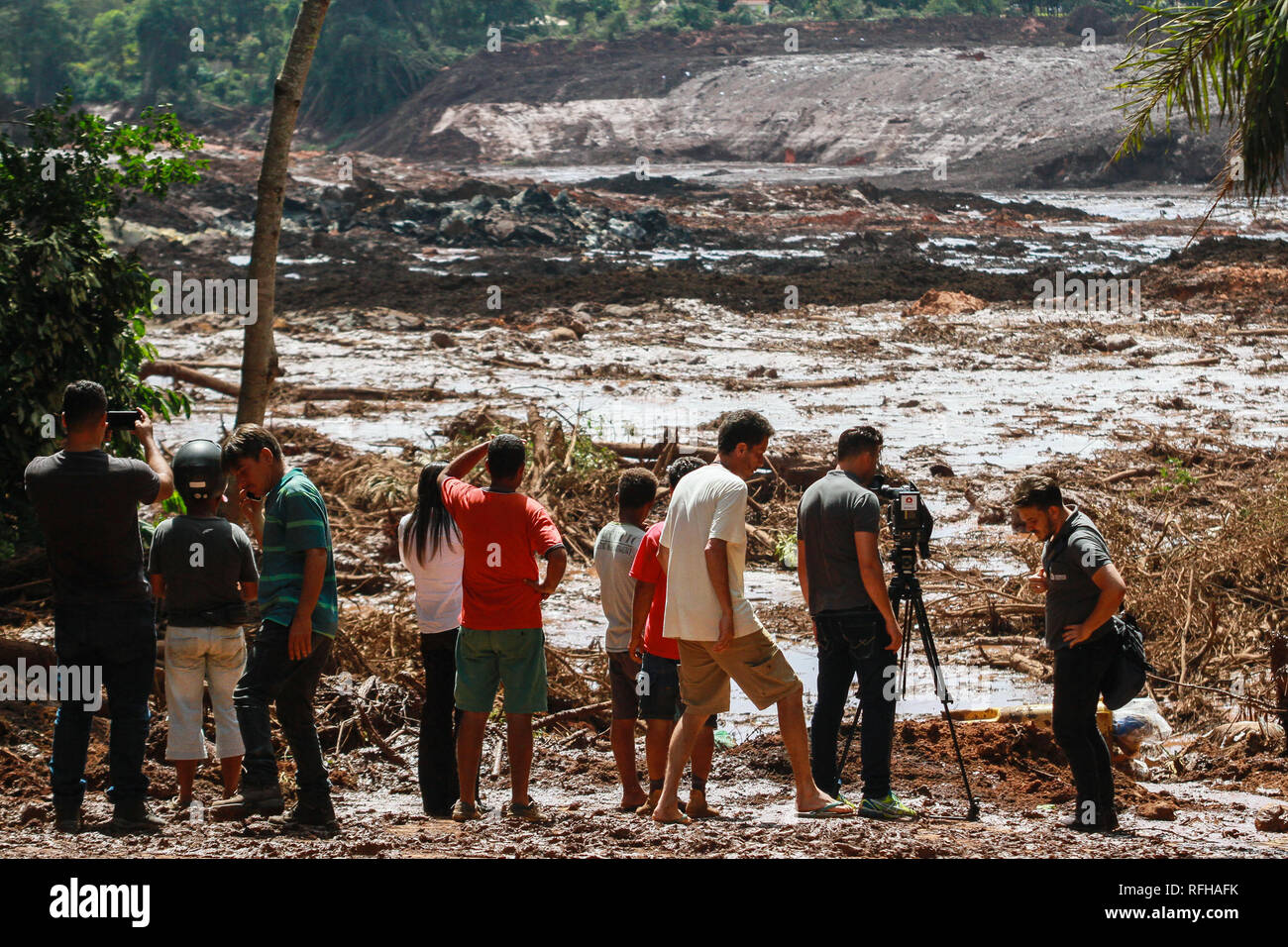 Brumadinho, Brasilien. 25 Jan, 2019. Menschen beobachten den Schlamm Massen nach dem Bruch eines Staudamms am Feijão Eisenerzmine. Credit: Rodney Costa/dpa/Alamy leben Nachrichten Stockfoto