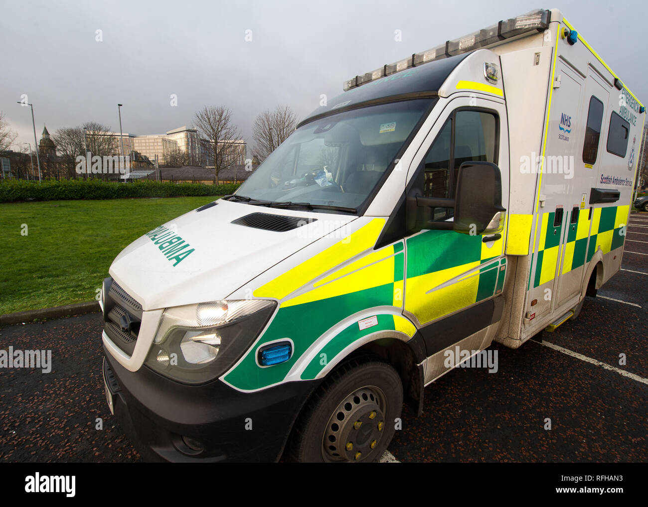 Glasgow, Schottland, Großbritannien. 25. Januar 2019. Verschiedene Szenen mit verschiedenen Ansichten um von der Queen Elizabeth University Hospital. Es wurden 2 Patienten Todesfälle berichtete vor kurzem, die es geglaubt wird, sind Infektionen durch Taubenkot vertraglich verbunden. Credit: Colin Fisher/Alamy leben Nachrichten Stockfoto