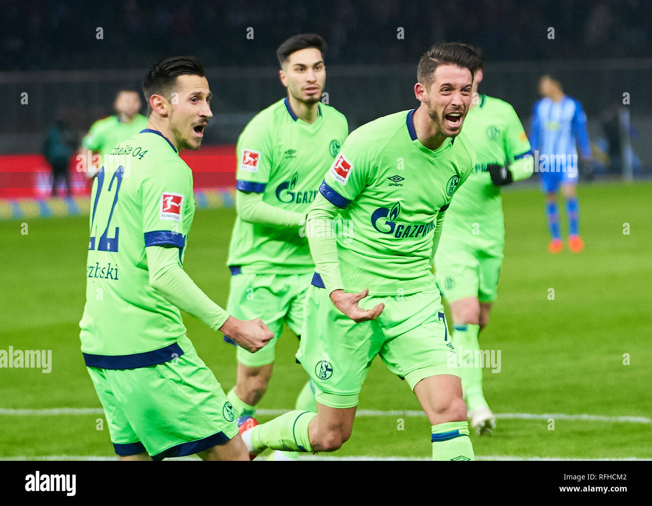 Berlin, Germant. 25. Januar 2019. Markieren UTH, S04 Nr.7 schießen Ziel für 1-2 Jubel, Freude, Emotionen, feiern, lachen, Jubeln, Jubeln, reißt die Arme, ballte die Faust, Feiern, Feier, Hertha BSC Berlin - FC Schalke 04 - DFL-Bestimmungen verbieten die Verwendung von Fotografien als BILDSEQUENZEN und/oder quasi-VIDEO - 1. Deutschen Fußball-Bundesliga in Berlin, Deutschland, 25. Januar 2019 Saison 2018/2019, Spieltag 19, © Peter Schatz/Alamy leben Nachrichten Stockfoto