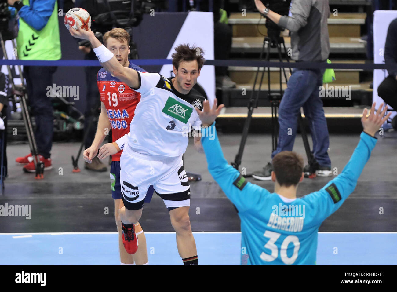 Hamburg, Deutschland. 25. Januar 2019. Uwe Gensheimer (Deutschland) und Kristian Bjornsen, Torbjorn Bergerud (Norwegen) während der IHF Männer Wm 2019, Halbfinale handball Match zwischen Deutschland und Norwegen am 25. Januar 2019 an Barclaycard Arena in Hamburg, Deutschland - Foto Laurent Lairys/MAXPPP Credit: Laurent Lairys/Agence Locevaphotos/Alamy leben Nachrichten Stockfoto