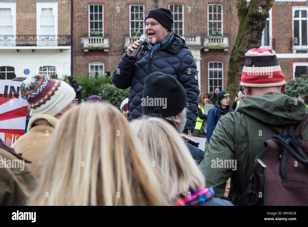 London, Großbritannien. 26. Januar, 2019. Peter Hall, der Gründer der London Komitee für die Abschaffung des Walfangs, Adressen Animal Rights Aktivisten Vorbereitung Teil in Japan zu nehmen: Kein Walfang März von Cavendish Square an der Japanischen Botschaft von Japan Ankündigung, ziehen Sie sie von der Internationalen Walfangkommission (IWC) und wieder auf den kommerziellen Walfang mit Wirkung vom Juli 2019. Im März wurde von der Londoner Komitee für die Abschaffung des Walfangs organisiert. Credit: Mark Kerrison/Alamy leben Nachrichten Stockfoto
