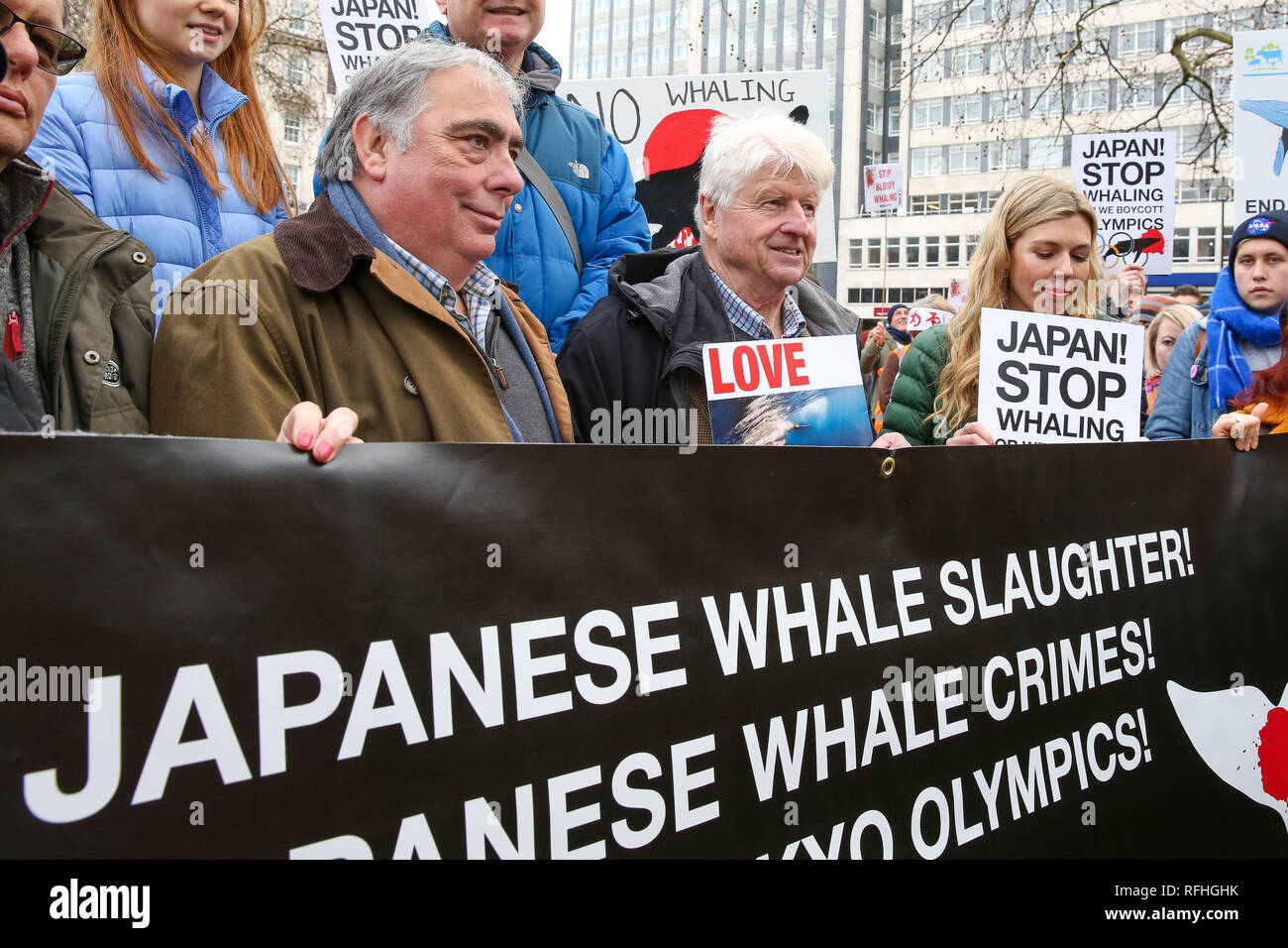 Central London, UK. 26. Jan 2019 - der ehemalige Außenminister Boris Johnson's Freundin Carrie Symonds (R) nimmt der Protest gegen den japanischen Walfang Demonstration in London zusammen mit Stanley Johnson (C). Hunderte von Demonstranten protestieren gegen den japanischen Walfang in Central London. Credit: Dinendra Haria/Alamy leben Nachrichten Stockfoto