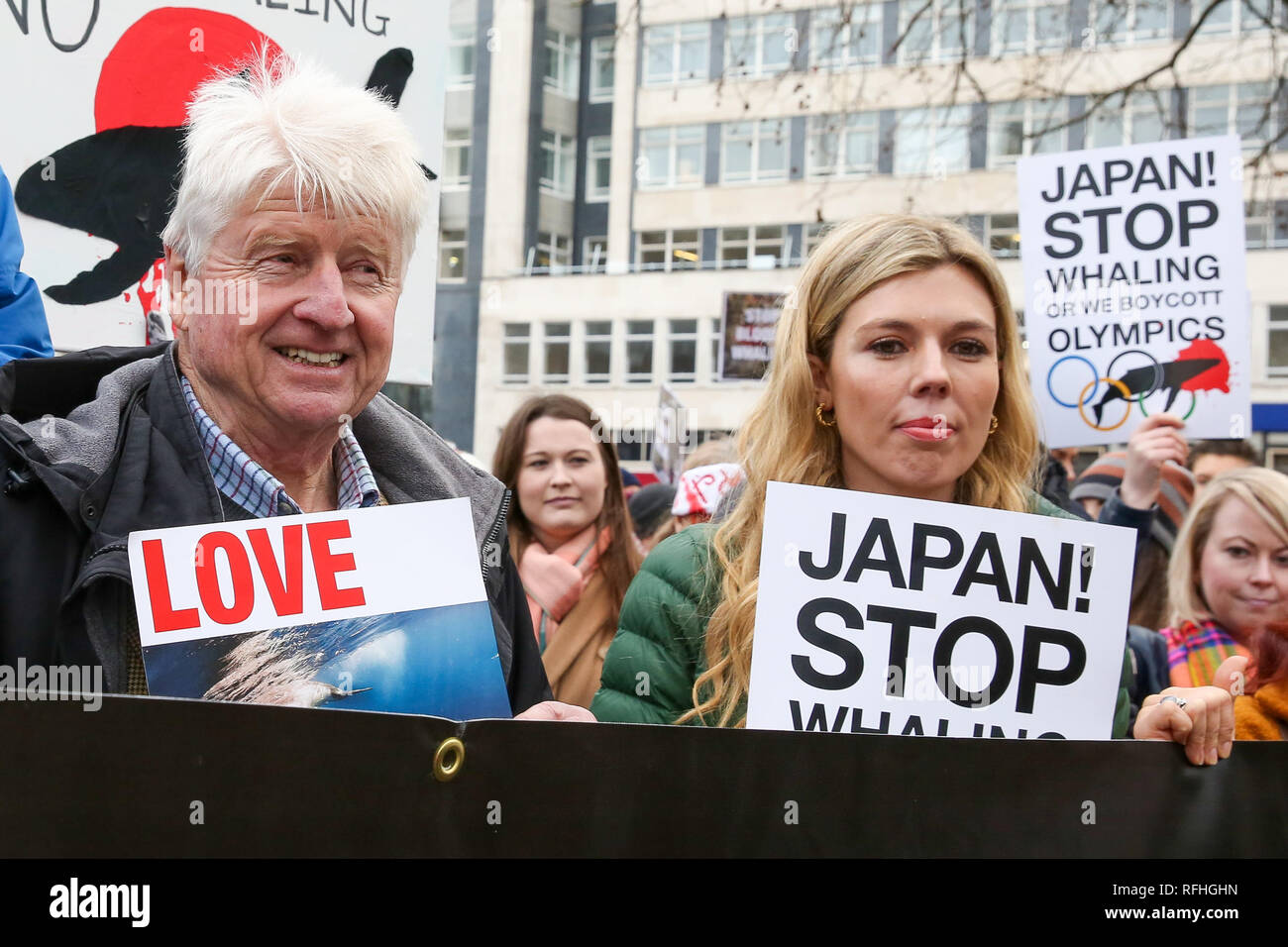 Central London, UK. 26. Jan 2019 - der ehemalige Außenminister Boris Johnson's Freundin Carrie Symonds (R) nimmt der Protest gegen den japanischen Walfang Demonstration in London zusammen mit Stanley Johnson (L). Hunderte von Demonstranten protestieren gegen den japanischen Walfang in Central London. Credit: Dinendra Haria/Alamy leben Nachrichten Stockfoto