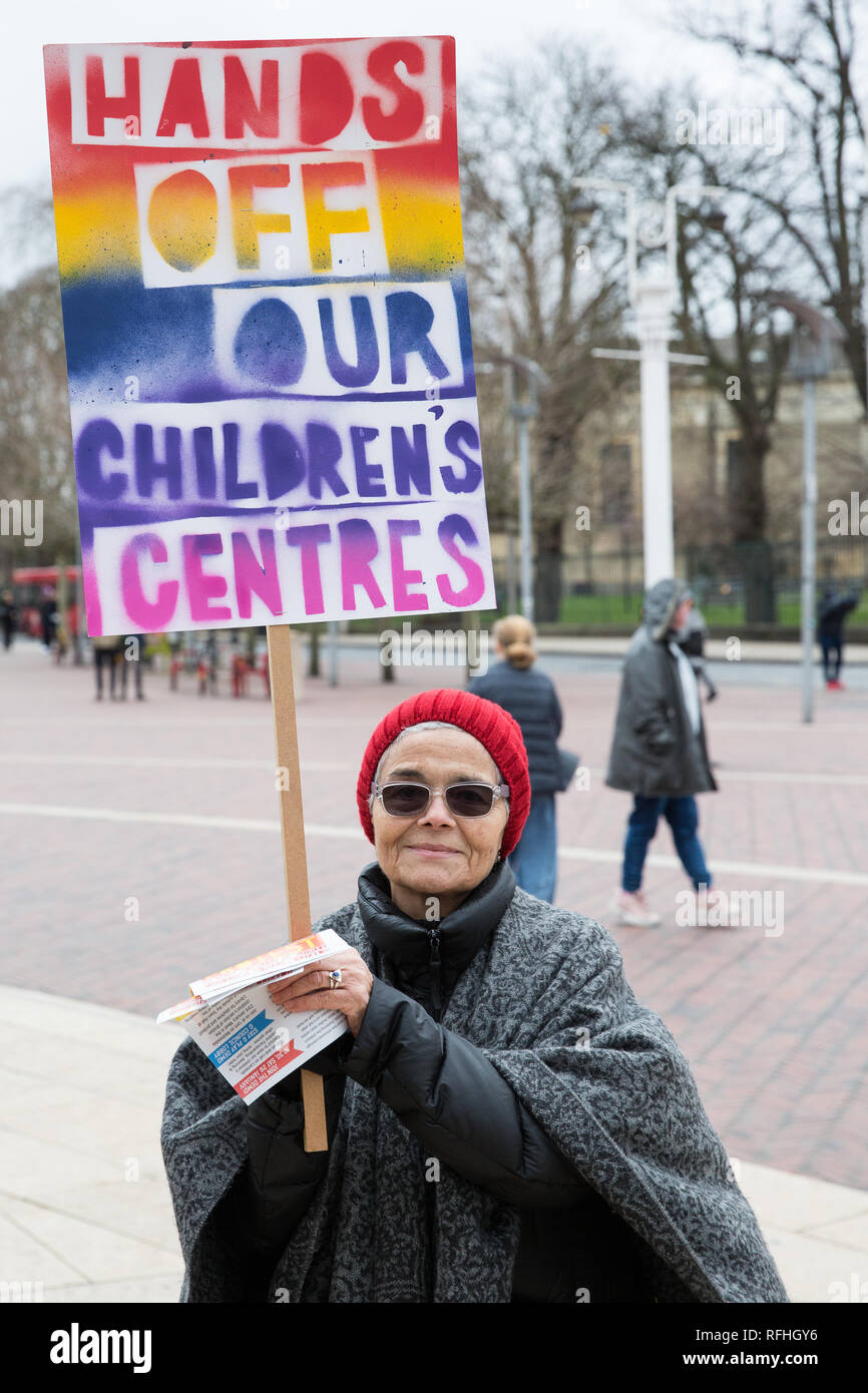 London, Großbritannien. 26 Jan, 2019. Lokale Aktivisten protestieren in Brixton gegen Pläne von Lambeth Rat der fünf Kinder Zentren zu schließen und die Hälfte der Finanzierung für sieben anderen zu verringern. Credit: Mark Kerrison/Alamy leben Nachrichten Stockfoto