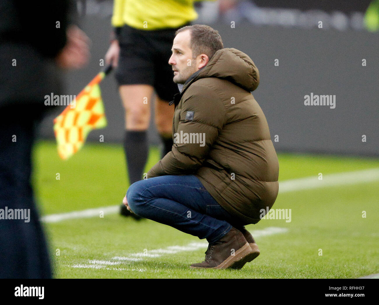 Mönchengladbach, Deutschland. 26. Januar, 2019. Mönchengladbach, Deutschland. 26. Januar, 2019 Fussball: Bundesliga, Borussia Mönchengladbach - FC Augsburg 19. Spieltag im Borussia Park. Der Augsburger coach Manuel Baum hockt an der Seite und beobachtet das Spiel. Foto: Roland Weihrauch/dpa - WICHTIGER HINWEIS: In Übereinstimmung mit den Anforderungen der DFL Deutsche Fußball Liga oder der DFB Deutscher Fußball-Bund ist es untersagt, zu verwenden oder verwendet Fotos im Stadion und/oder das Spiel in Form von Bildern und/oder Videos - wie Foto Sequenzen getroffen haben. Quelle: dpa Picture alliance/Alamy Li Stockfoto